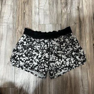 IVIVVA By Lululemon Girl's Lightning Stride Short Black & White Size 14
